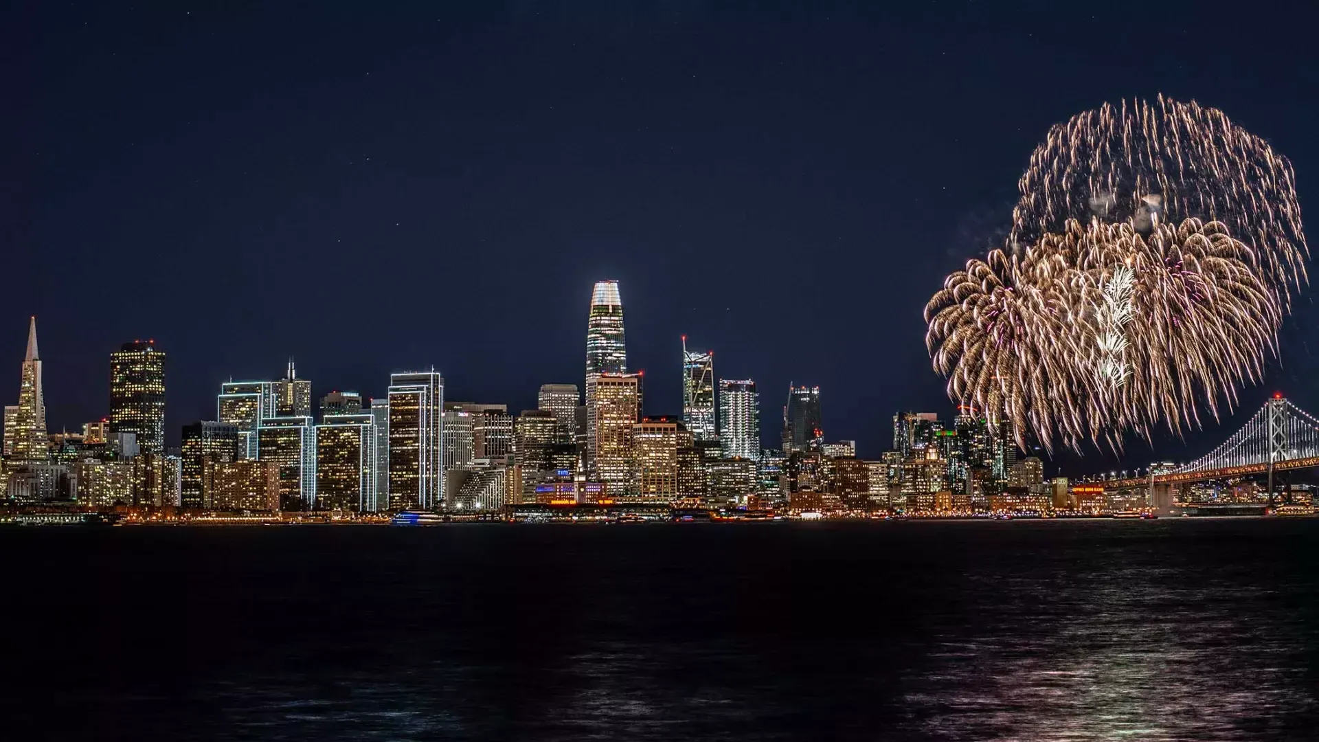 Des feux d'artifice explosent dans le ciel de la ville de San Francisco.